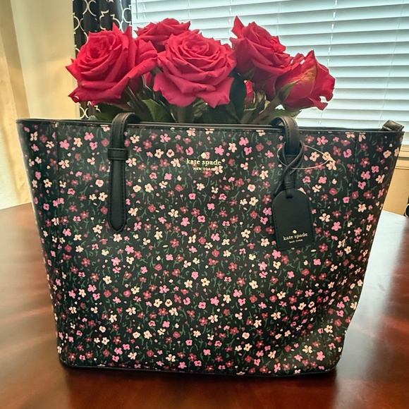 Kate Spade Handbags - Kate Spade Schuyler Medium Tote   NWT